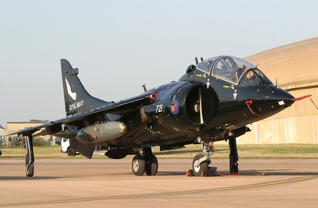 Hawker_Siddeley_Harrier_T8,_UK_-_Navy_AN0886344